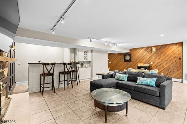 45 Brush Hill Rd, Kinnelon Boro, NJ 07405