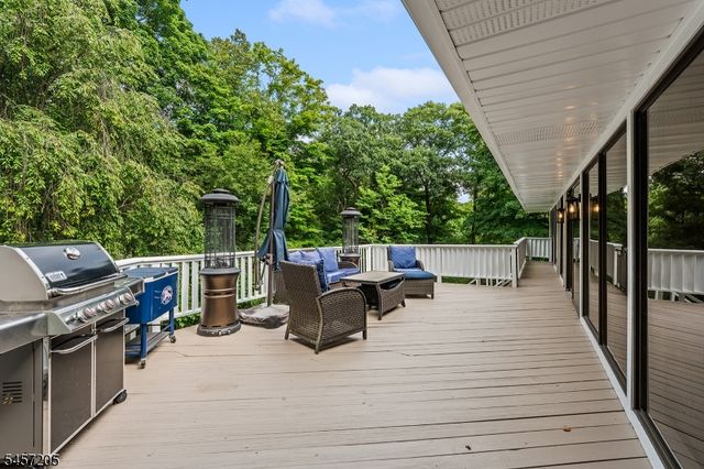 45 Brush Hill Rd, Kinnelon Boro, NJ 07405