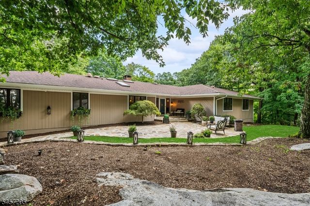 45 Brush Hill Rd, Kinnelon Boro, NJ 07405