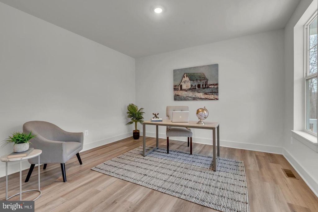 Image 4 of property listing at 6607 LOST FOX LN, Hanover, MD 21076
