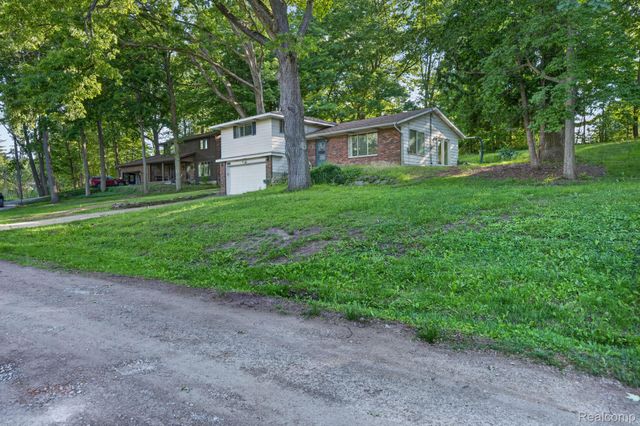 11035 White Oak Drive, Vienna Charter Township, MI 48420