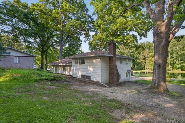 11035 White Oak Drive, Vienna Charter Township, MI 48420