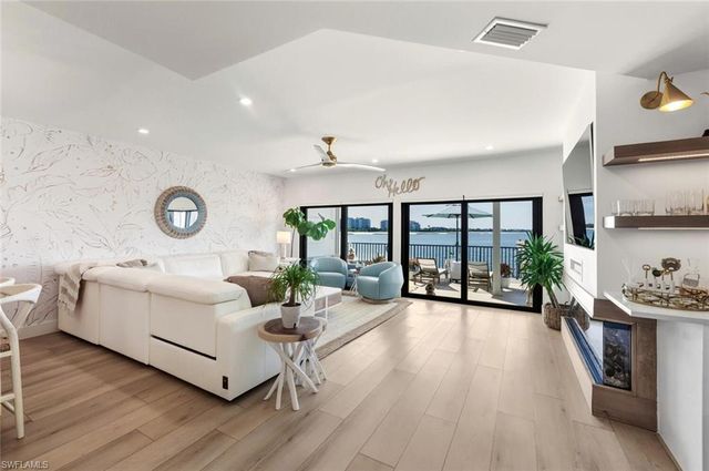 601 La Peninsula BLVD # 601, Naples, FL 34113