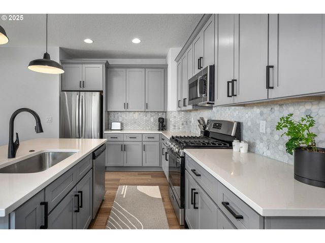 254 N 1ST St, St Helens, OR 97051