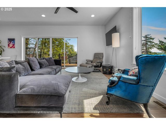 254 N 1ST St, St Helens, OR 97051