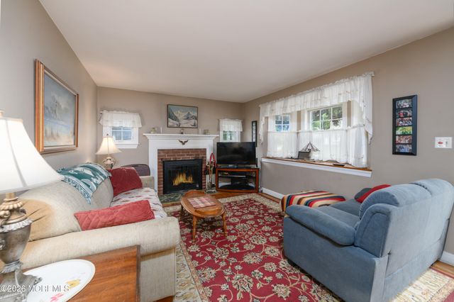86 Robinson Place, Shrewsbury Boro, NJ 07702