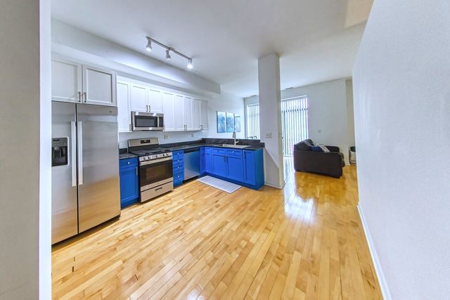 4050 N Lincoln Avenue 202, Chicago, IL 60618