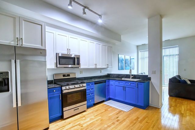 4050 N Lincoln Avenue 202, Chicago, IL 60618