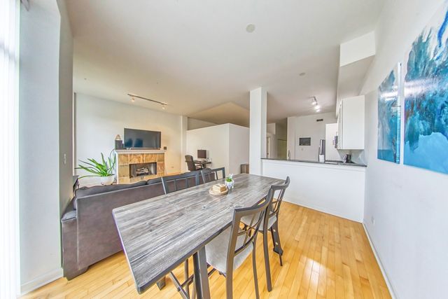 4050 N Lincoln Avenue 202, Chicago, IL 60618