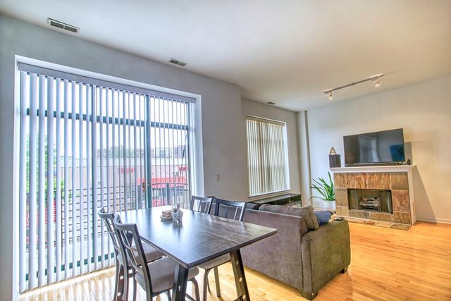 4050 N Lincoln Avenue 202, Chicago, IL 60618