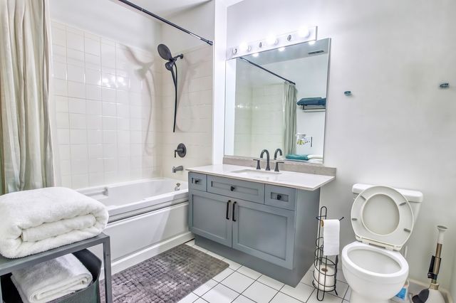 4050 N Lincoln Avenue 202, Chicago, IL 60618