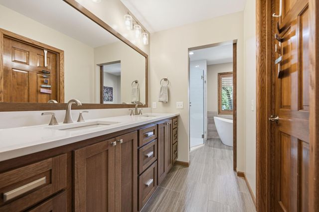 699 Bridle Ridge Road, Eagan, MN 55123
