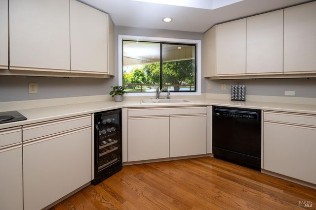 9636 Lakewood Dr, Windsor, CA 95492