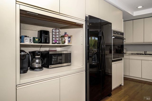 9636 Lakewood Dr, Windsor, CA 95492