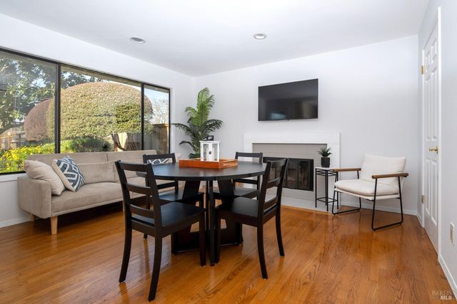 9636 Lakewood Dr, Windsor, CA 95492