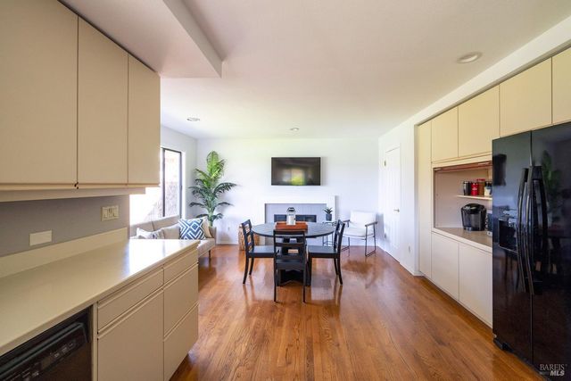 9636 Lakewood Dr, Windsor, CA 95492