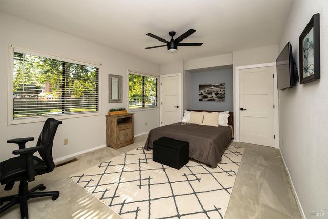 9636 Lakewood Dr, Windsor, CA 95492