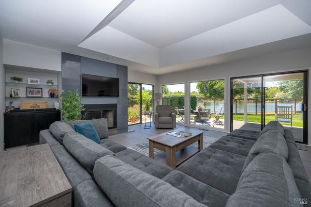 9636 Lakewood Dr, Windsor, CA 95492