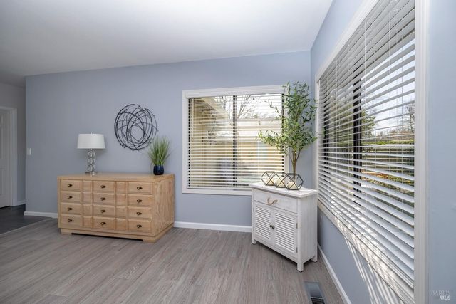 9636 Lakewood Dr, Windsor, CA 95492