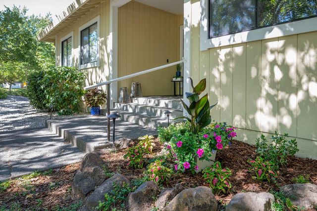 9636 Lakewood Dr, Windsor, CA 95492