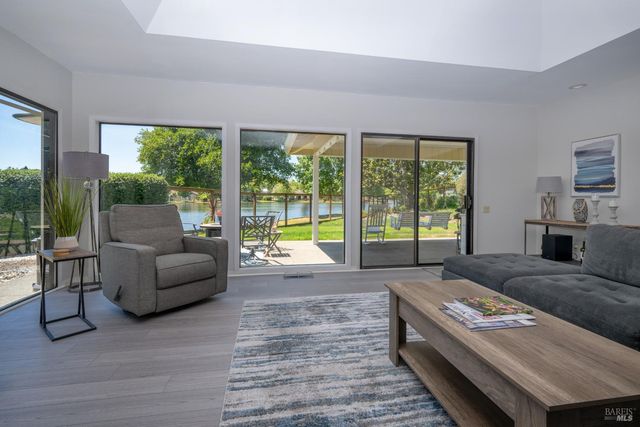 9636 Lakewood Dr, Windsor, CA 95492