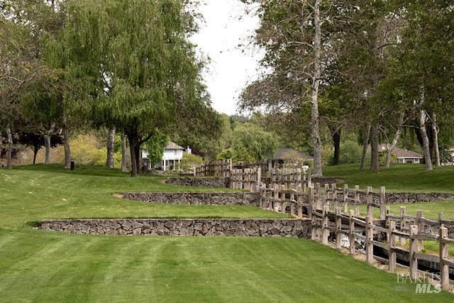 9636 Lakewood Dr, Windsor, CA 95492