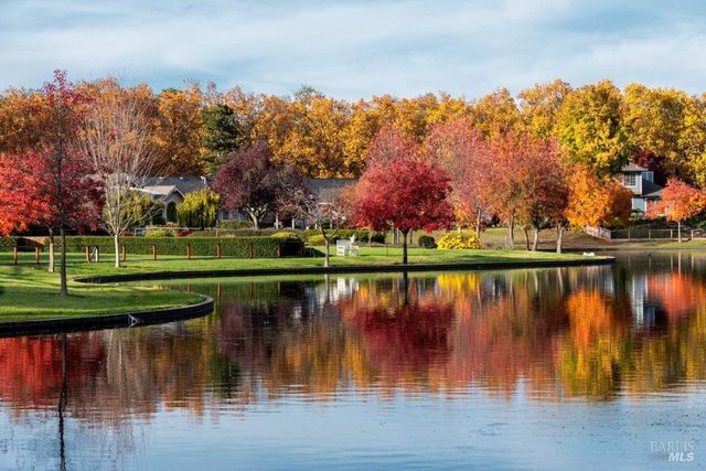 9636 Lakewood Dr, Windsor, CA 95492