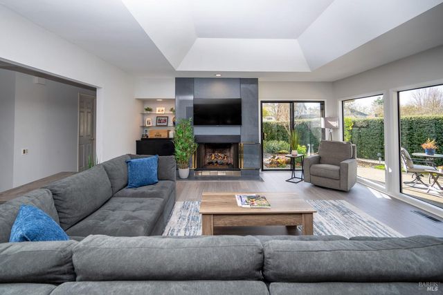 9636 Lakewood Dr, Windsor, CA 95492