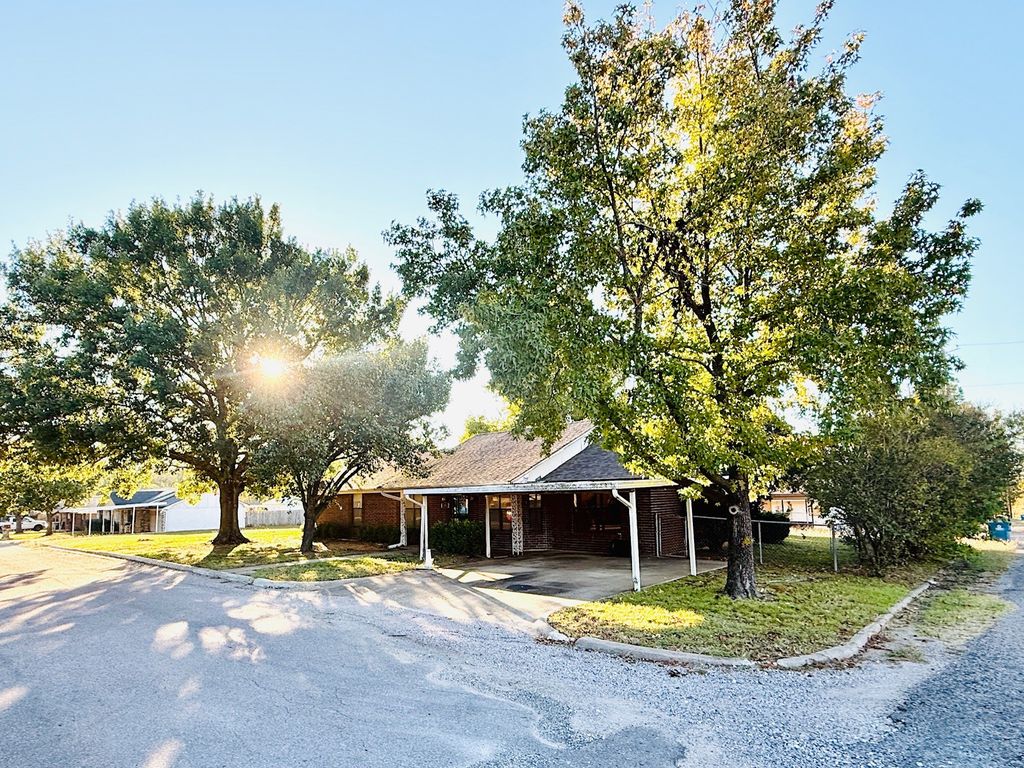 300 Denton Court, Collinsville, TX 76233