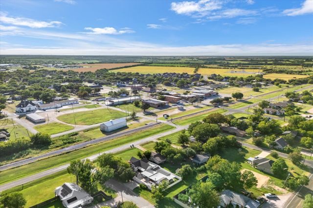 302 Suzanne Street, Palmer, TX 75152