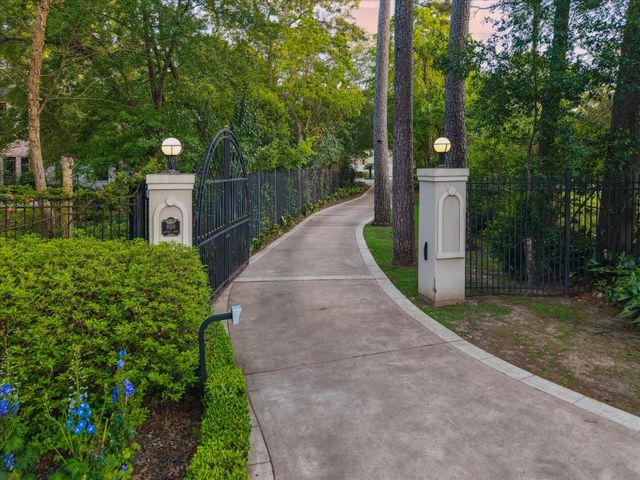 608 Little John Lane, Houston, TX 77024