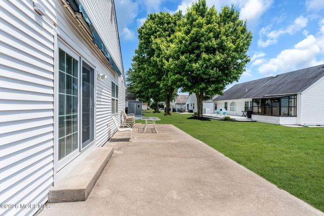 12 Blackpool Way, Toms River, NJ 08757