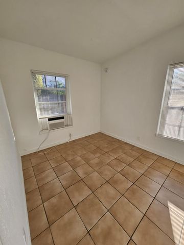 1100 NE 12th Avenue 3, Fort Lauderdale, FL 33304