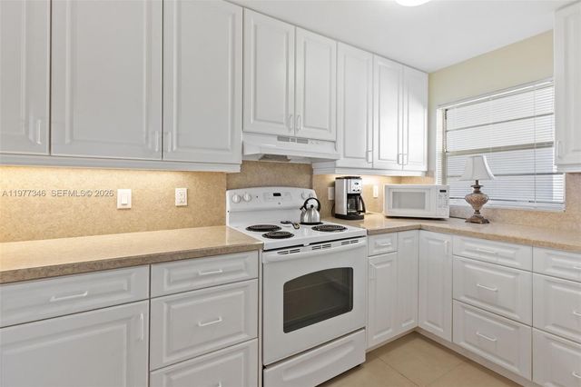 9480 Poinciana Pl 407, Davie, FL 33324