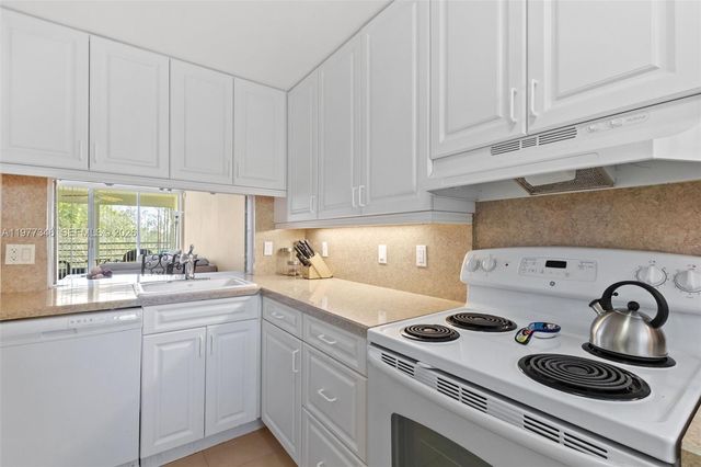 9480 Poinciana Pl 407, Davie, FL 33324