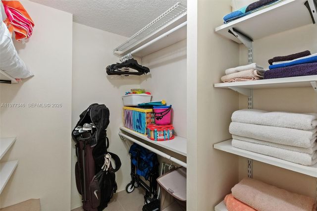 9480 Poinciana Pl 407, Davie, FL 33324