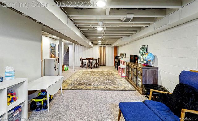 28442 Thorny Brae Road, Farmington Hills, MI 48331