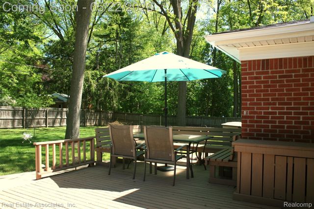 28442 Thorny Brae Road, Farmington Hills, MI 48331