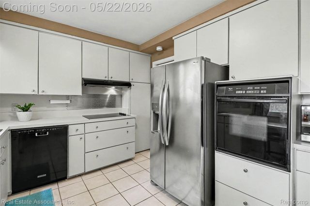 28442 Thorny Brae Road, Farmington Hills, MI 48331