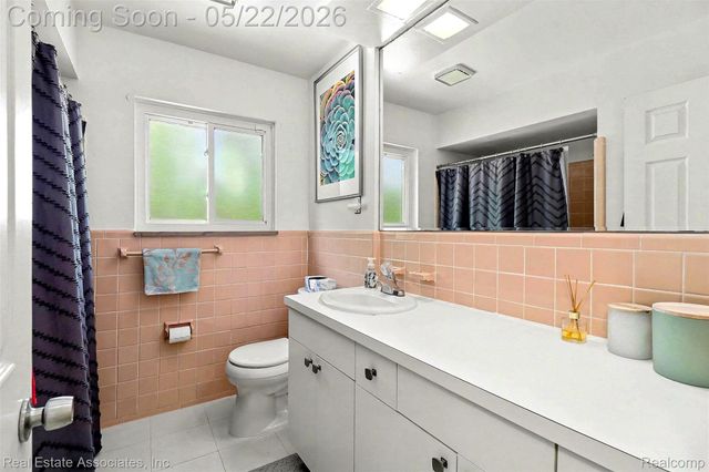 28442 Thorny Brae Road, Farmington Hills, MI 48331