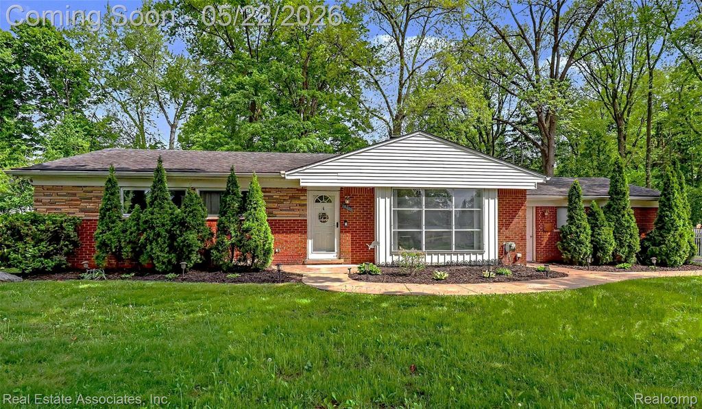 28442 Thorny Brae Road, Farmington Hills, MI 48331