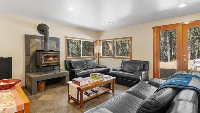 17607 Hooker Oak Rd, Nevada City, CA 95959