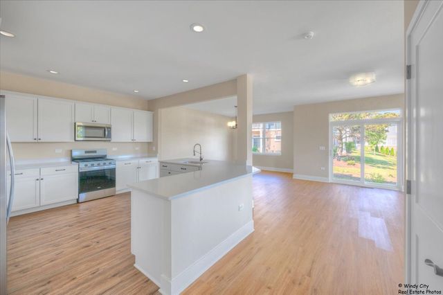 417 Haber Road 6, Cary, IL 60013