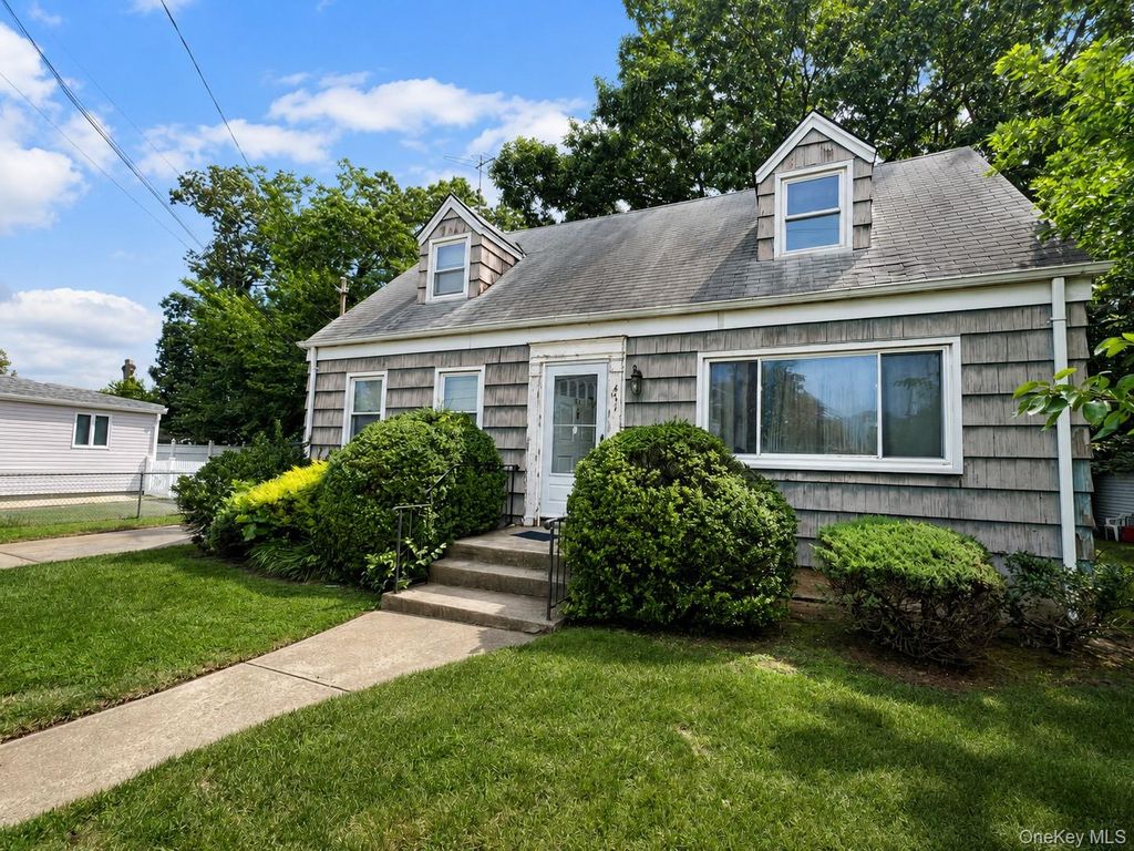 471 Eureka Avenue, Elmont, NY 11003 — exterior