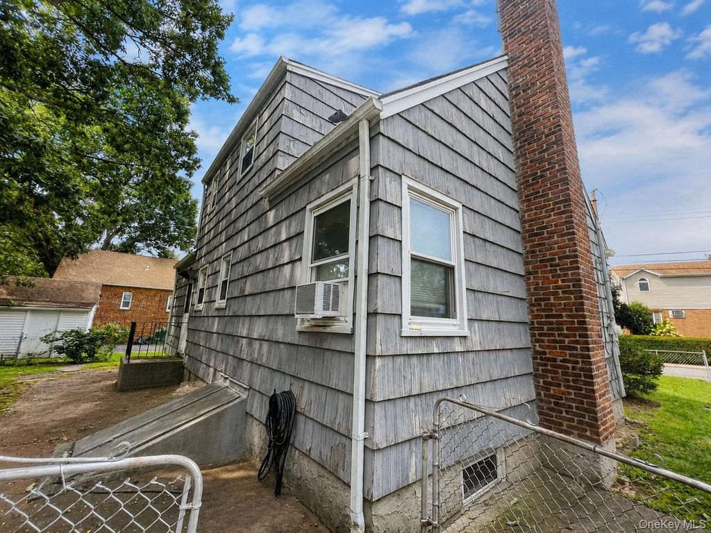 471 Eureka Avenue, Elmont, NY 11003 — photo 2