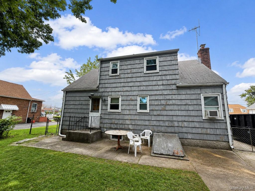 471 Eureka Avenue, Elmont, NY 11003 — photo 3