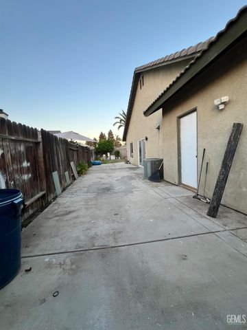 3205 Petite Sirah Street, Bakersfield, CA 93306