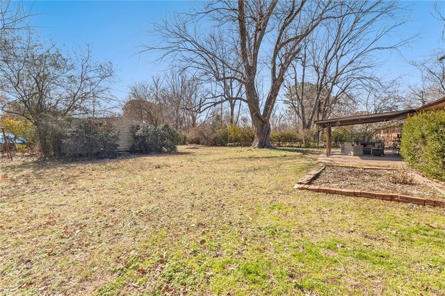 901 Bel Air Drive, Fayetteville, AR 72703