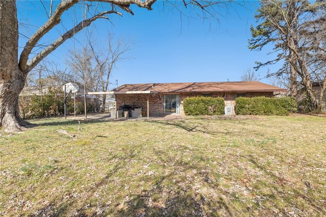 901 Bel Air Drive, Fayetteville, AR 72703