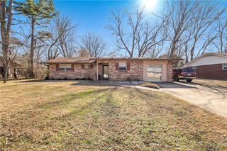 901 Bel Air Drive, Fayetteville, AR 72703